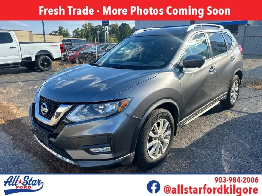 2017 Nissan Rogue SV photo 1