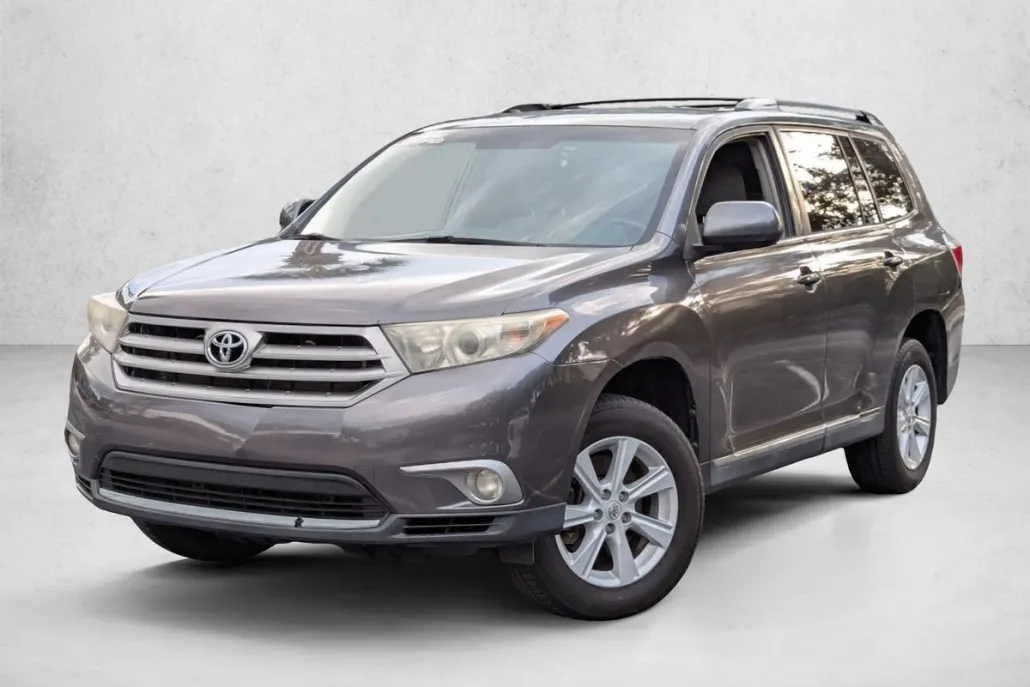2013 Toyota Highlander Plus photo 1