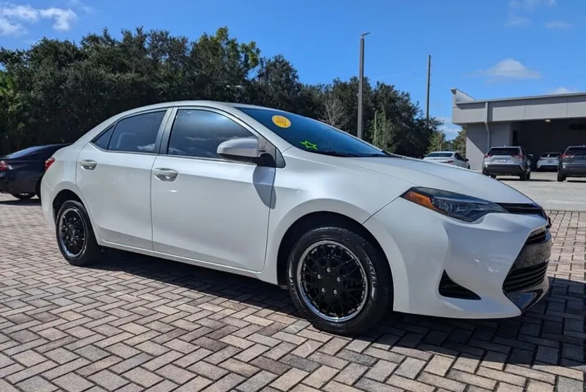 2018 Toyota Corolla LE photo 1