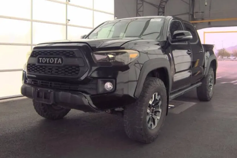 2016 Toyota Tacoma TRD Off-Road photo 1