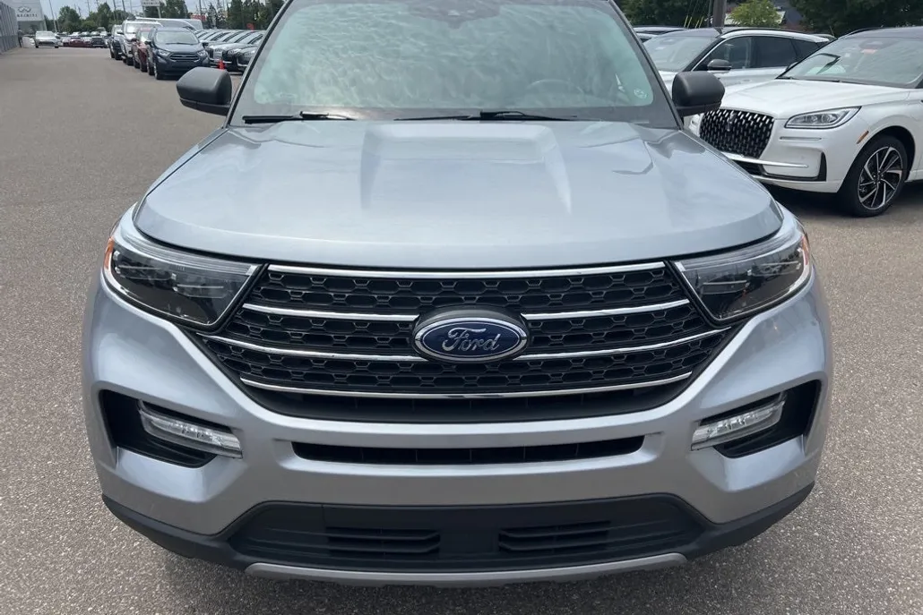 2022 Ford Explorer XLT photo 1