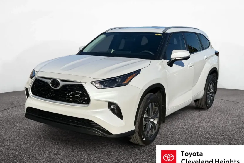 2025 Toyota Highlander XLE photo 1