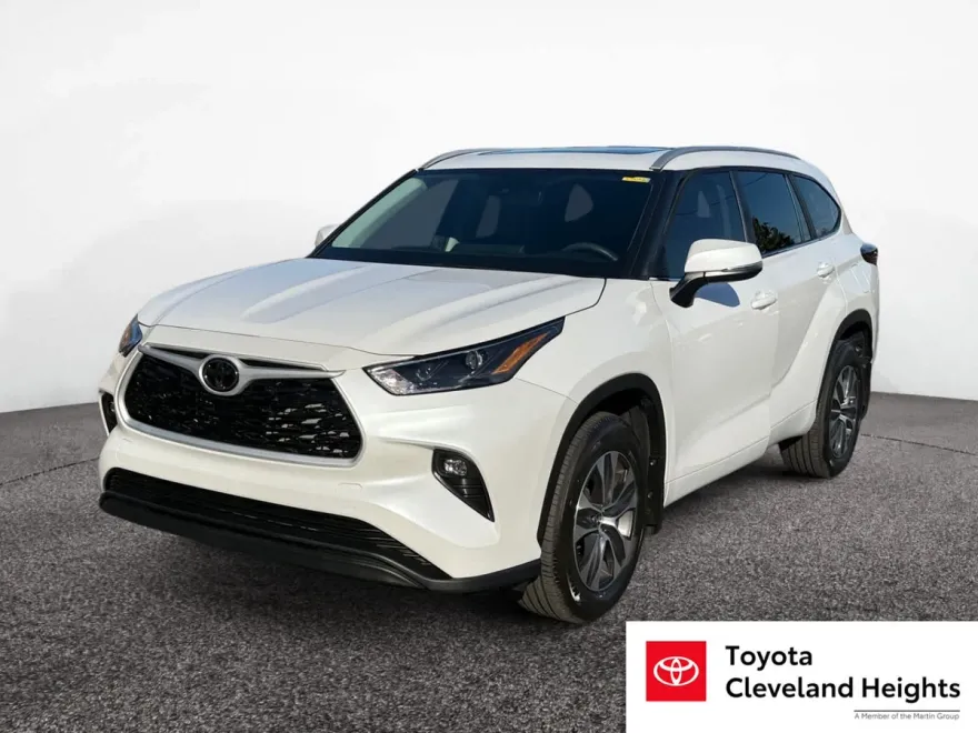 2025 Toyota Highlander XLE photo 1