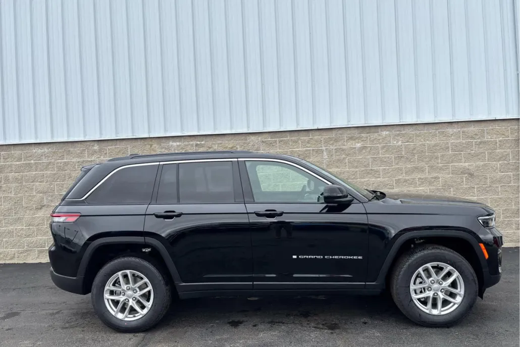 2025 Jeep Grand Cherokee Laredo photo 1
