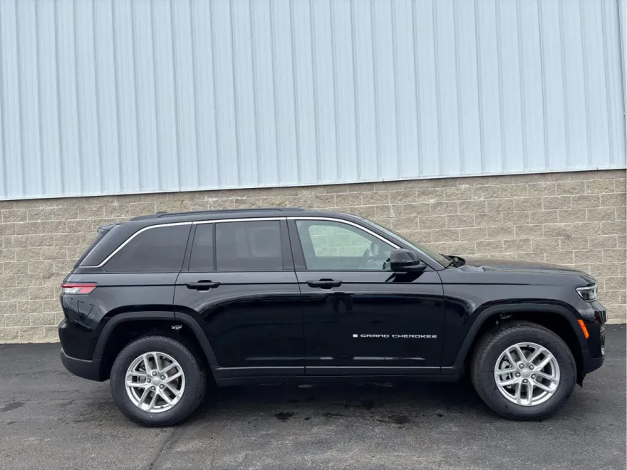 2025 Jeep Grand Cherokee Laredo photo 1