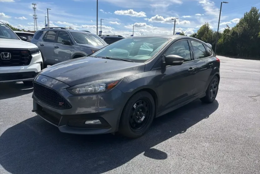 2017 Ford Focus ST photo 1