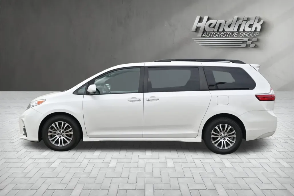 2020 Toyota Sienna XLE Premium photo 1