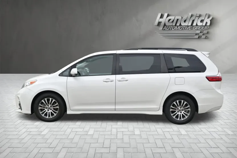 2020 Toyota Sienna XLE Premium photo 1
