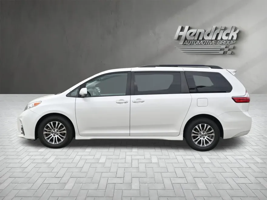 2020 Toyota Sienna XLE Premium photo 1