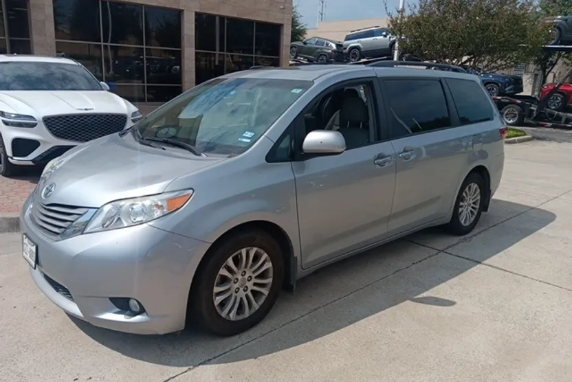 2017 Toyota Sienna Limited XLE Premium photo 1