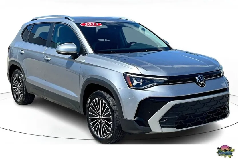 2025 Volkswagen Taos SE photo 1