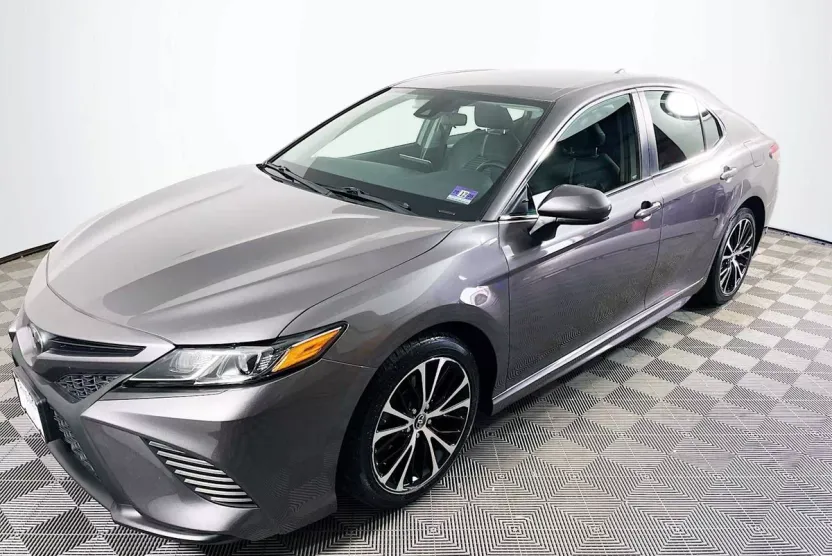 2019 Toyota Camry SE photo 1