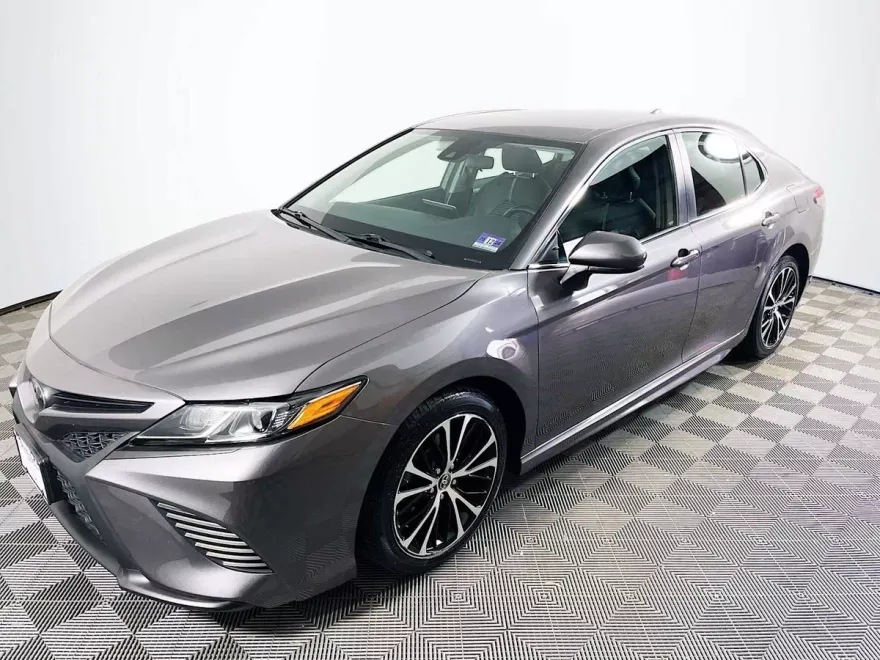 2019 Toyota Camry SE photo 1