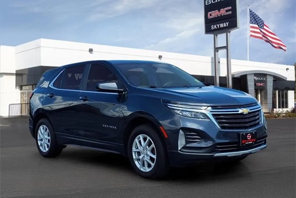 2023 Chevrolet Equinox LT photo 1