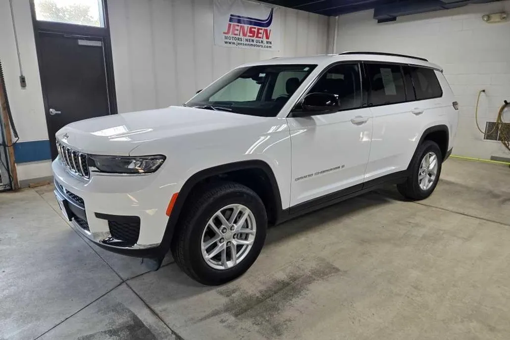2023 Jeep Grand Cherokee Laredo photo 1
