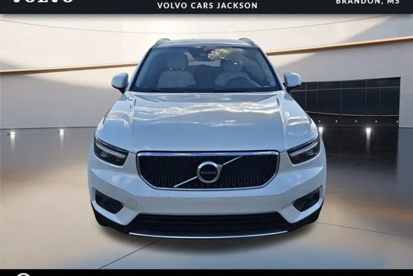 2022 Volvo XC40 T5 AWD Momentum photo 1