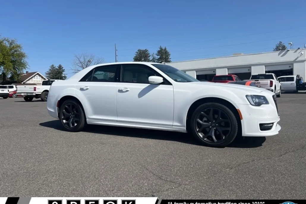 2023 Chrysler 300 Touring L photo 1
