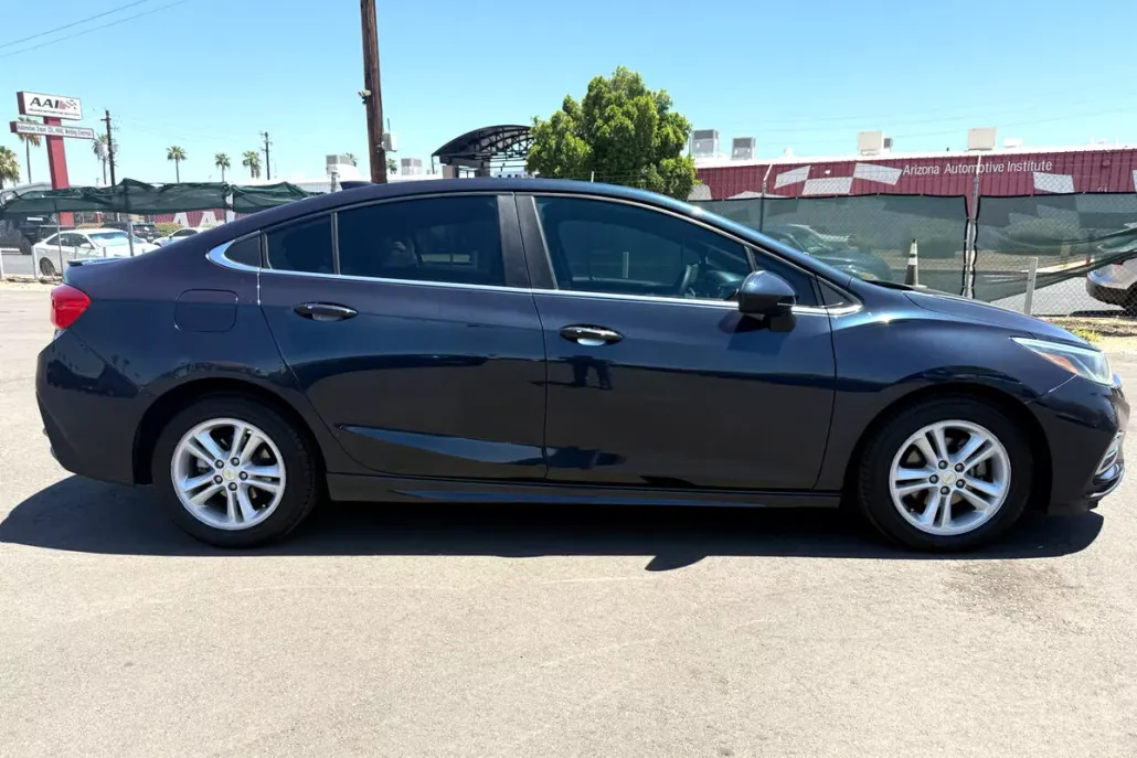 2016 Chevrolet Cruze LT photo 1