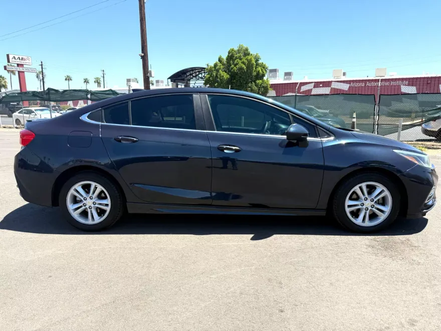 2016 Chevrolet Cruze LT photo 1