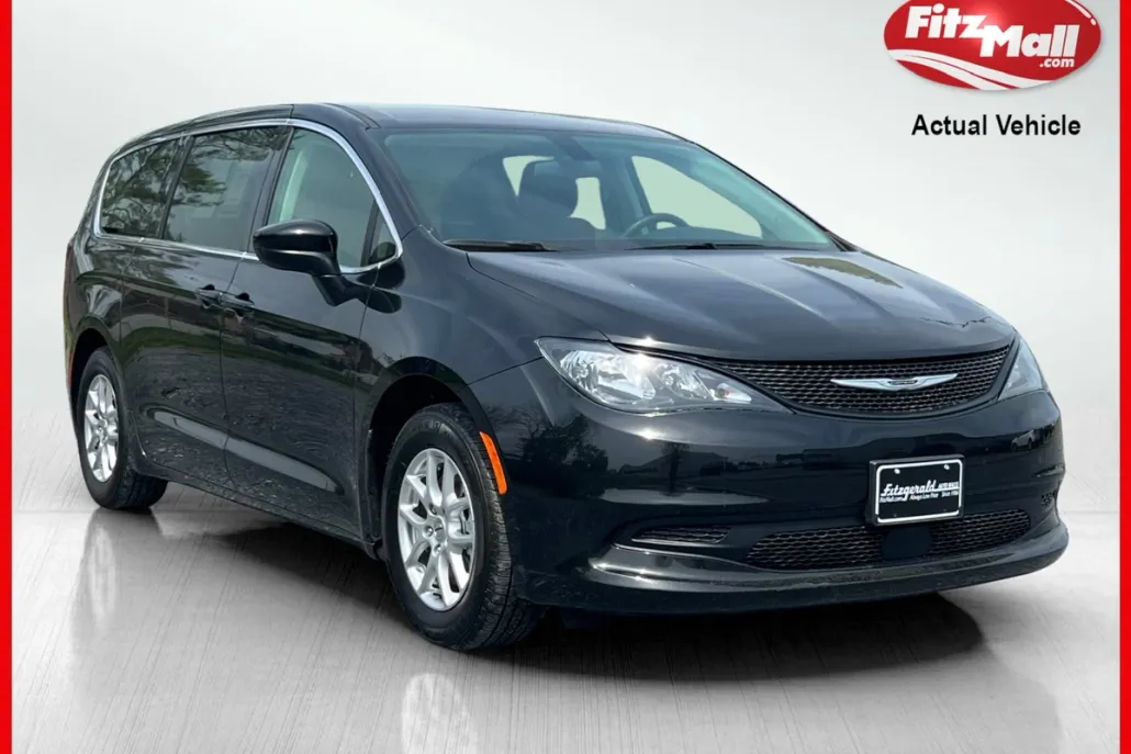 2022 Chrysler Voyager LX photo 1