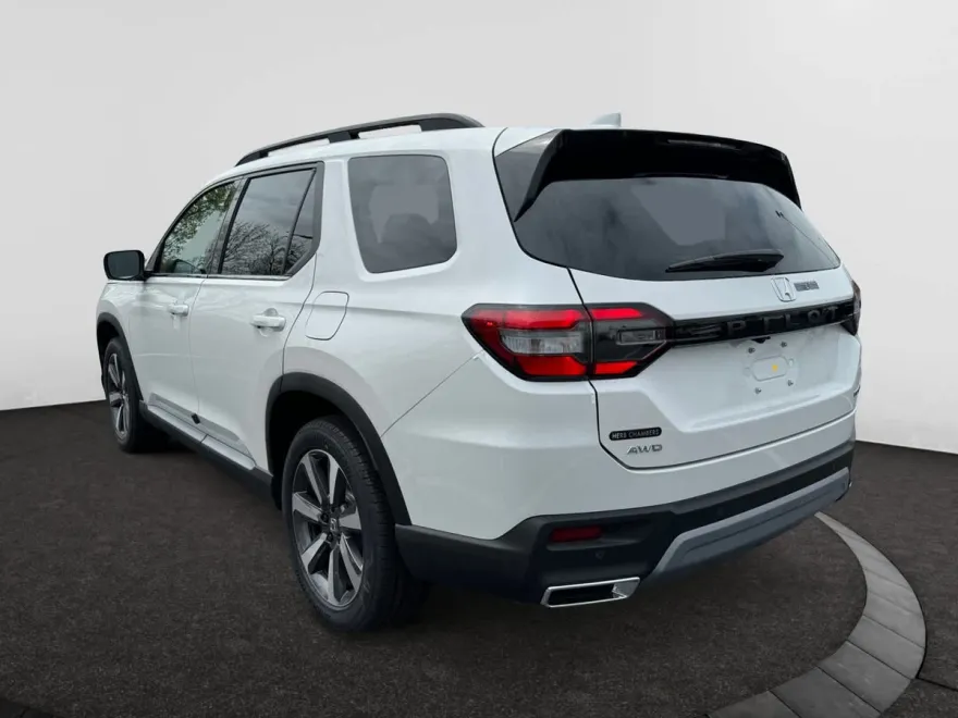 2025 Honda Pilot Touring photo 1