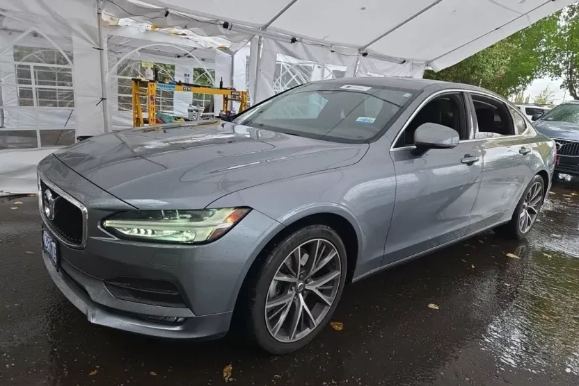 2018 Volvo S90 T5 Momentum photo 1