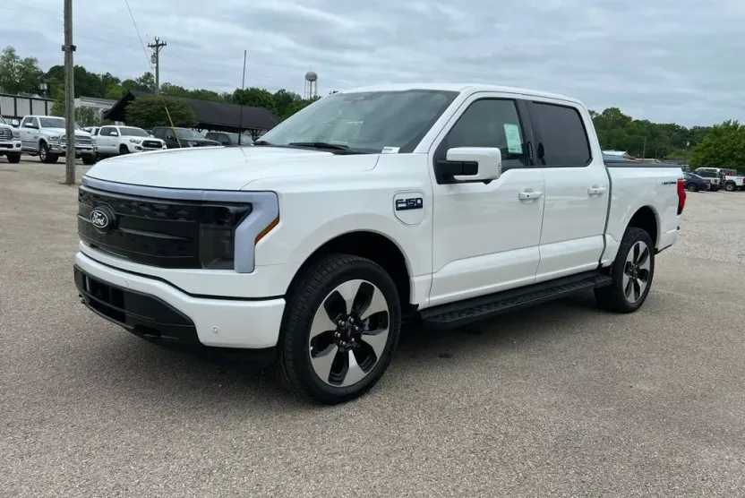 2025 Ford F-150 Lightning Platinum photo 1