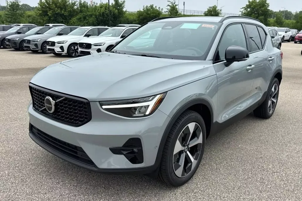 2026 Volvo XC40 Plus photo 1