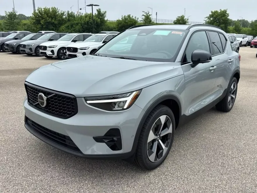 2026 Volvo XC40 Plus photo 1