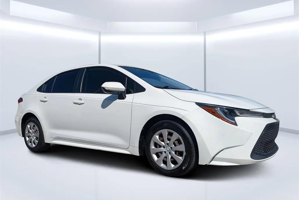 2020 Toyota Corolla LE photo 1