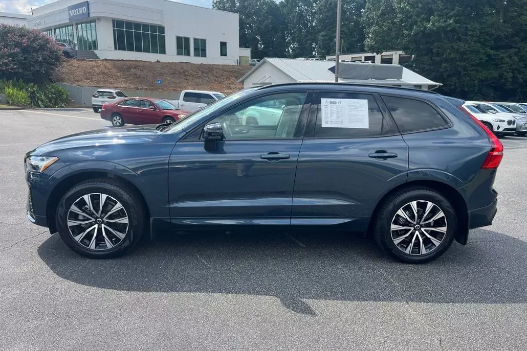 2025 Volvo XC60 B5 Core photo 1