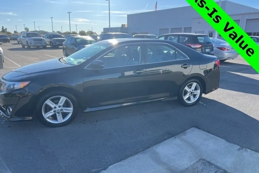 2014 Toyota Camry SE photo 1
