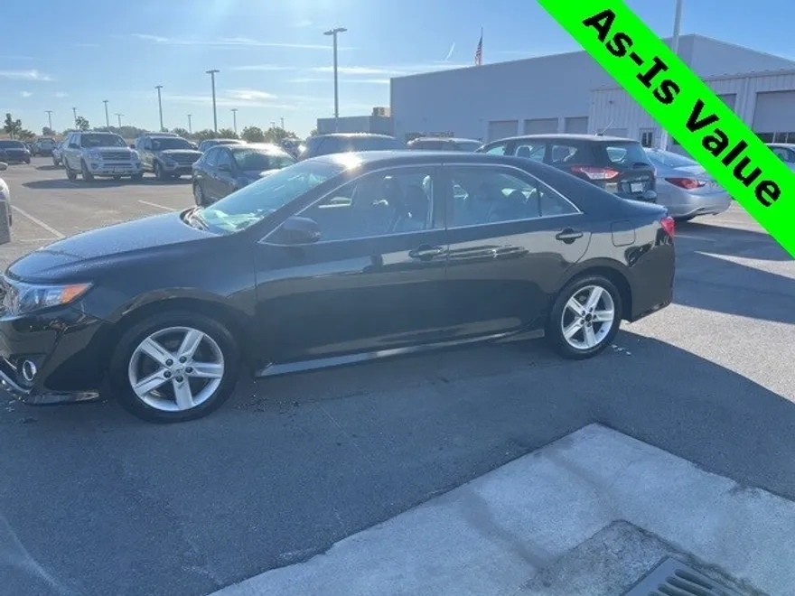 2014 Toyota Camry SE photo 1