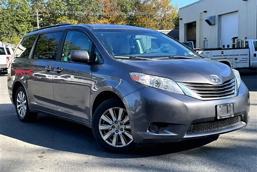 2017 Toyota Sienna LE photo 1