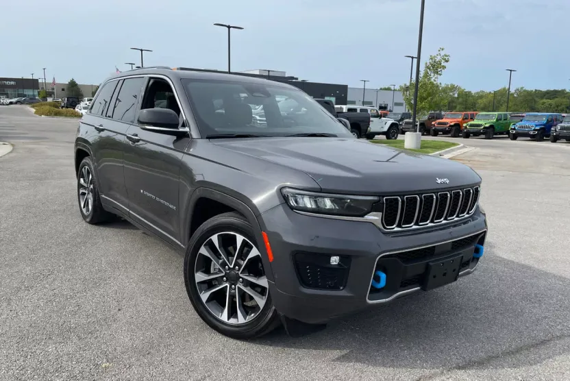 2023 Jeep Cherokee Overland 4xe photo 1
