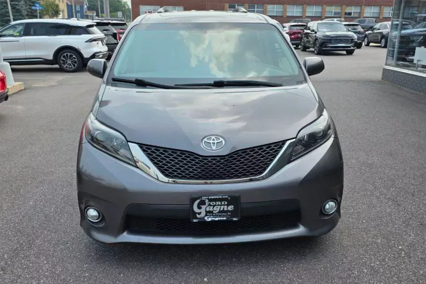 2015 Toyota Sienna Premium photo 1