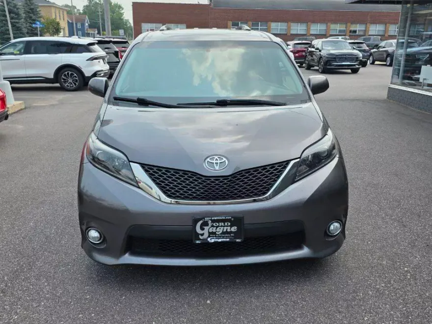 2015 Toyota Sienna Premium photo 1