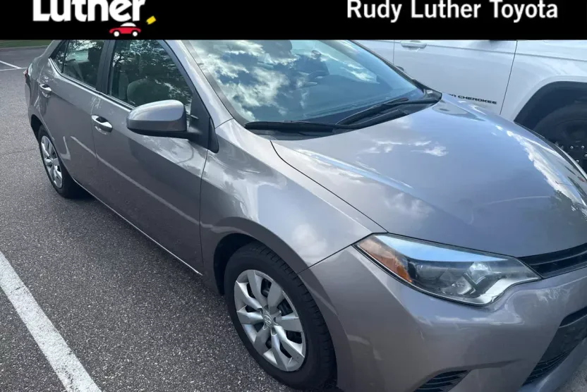 2016 Toyota Corolla LE photo 1