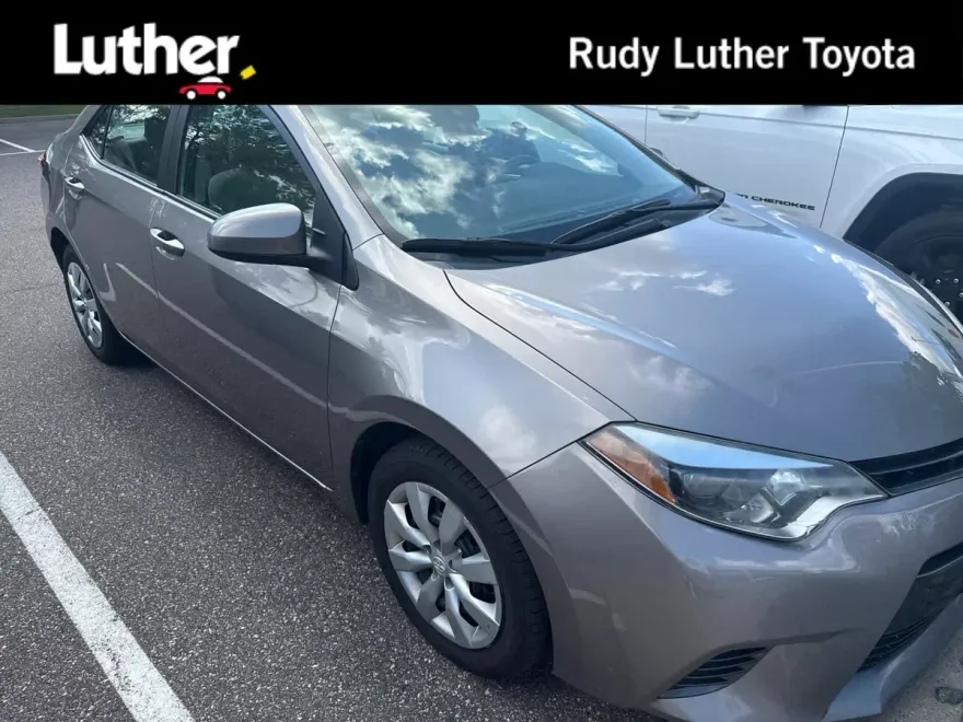 2016 Toyota Corolla LE photo 1