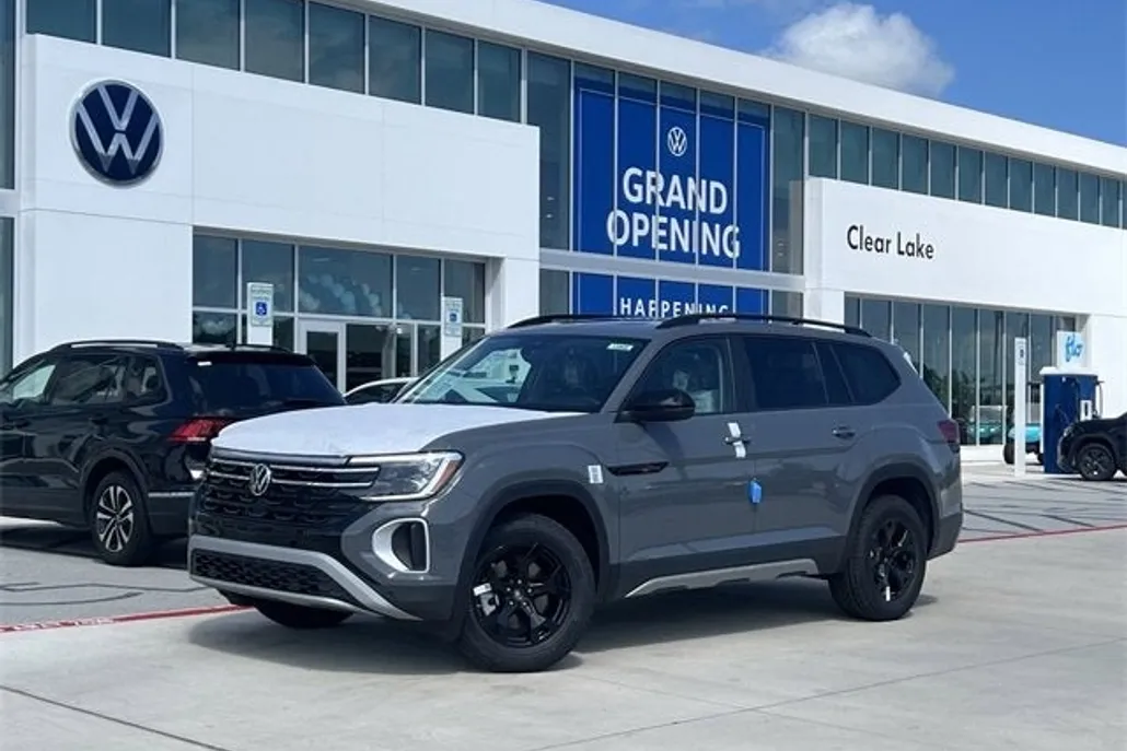2025 Volkswagen Atlas Peak Edition SE photo 1
