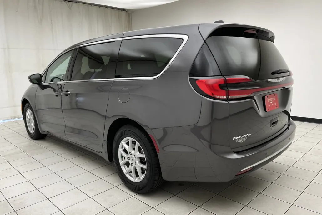 2023 Chrysler Pacifica Touring L photo 1