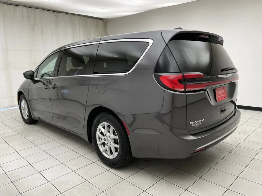 2023 Chrysler Pacifica Touring L photo 1