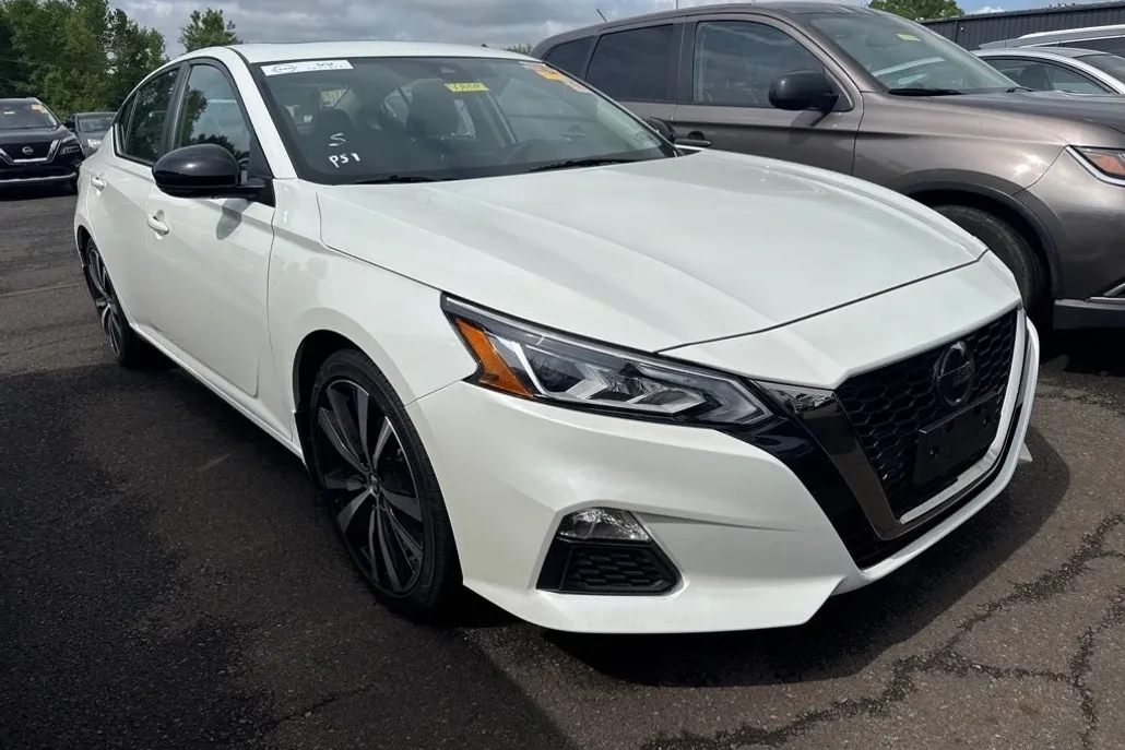 2022 Nissan Altima SR photo 1
