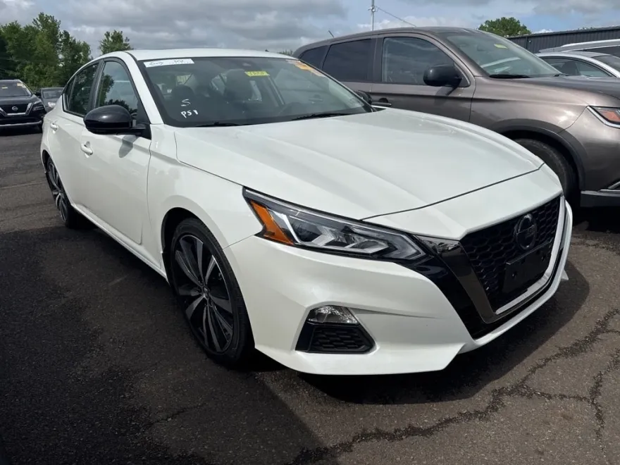 2022 Nissan Altima SR photo 1