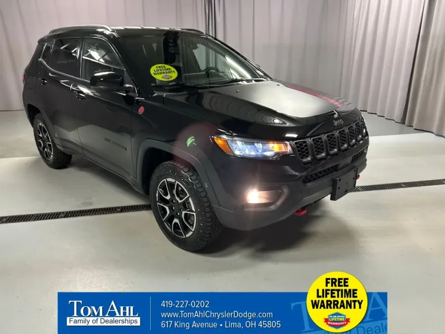 2024 Jeep Compass Trailhawk photo 1