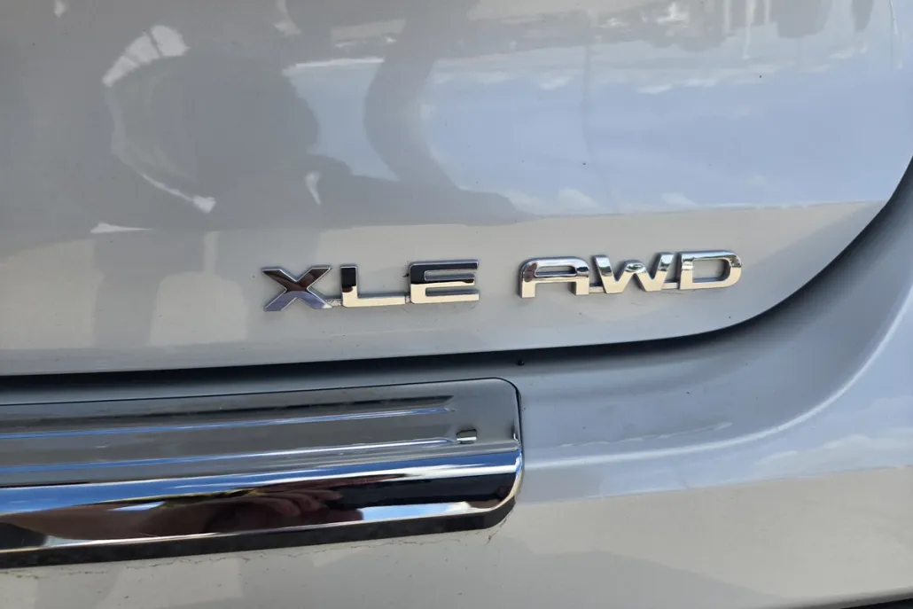 2023 Toyota Highlander XLE photo 1