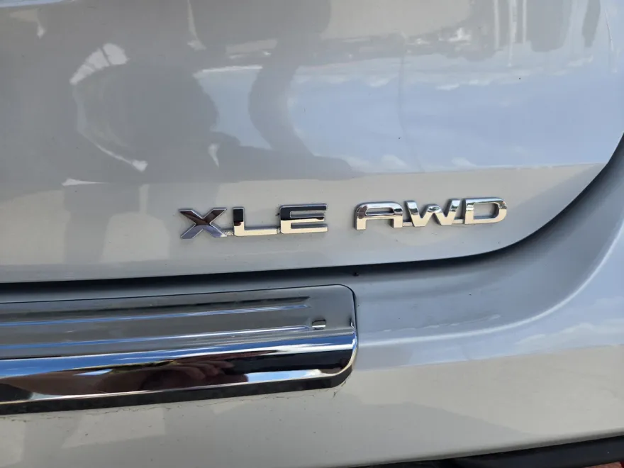 2023 Toyota Highlander XLE photo 1