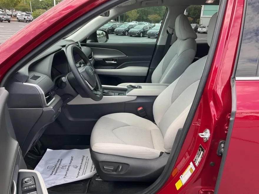 2025 Toyota Grand Highlander LE photo 1