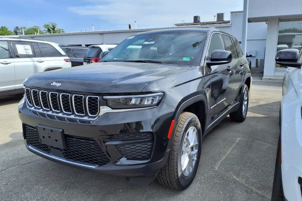 2025 Jeep Grand Cherokee Laredo X photo 1