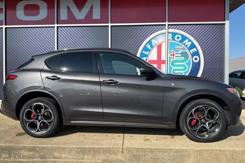 2022 Alfa Romeo Stelvio Ti photo 1
